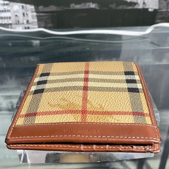 Authentic Classic Burberry Bifold Wallet - Picture 11 of 15